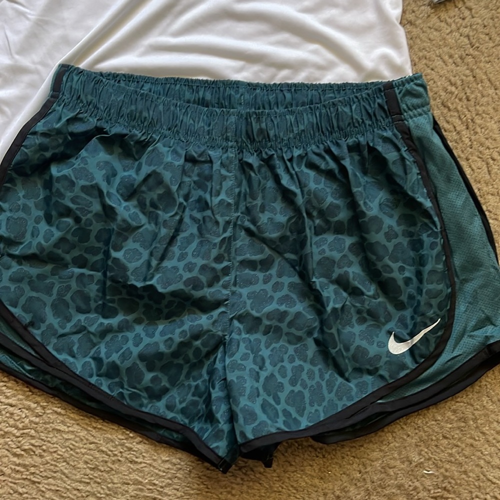 Nike 🔥 BUNDLE   Shorts , legend Top and Sweat bands - Picture 4 of 8